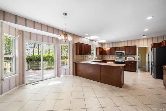 3 Heidi Lane, Mount Sinai, NY 11766