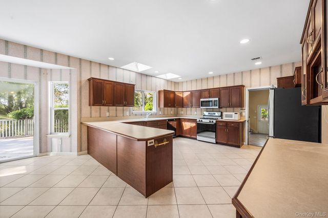 3 Heidi Lane, Mount Sinai, NY 11766