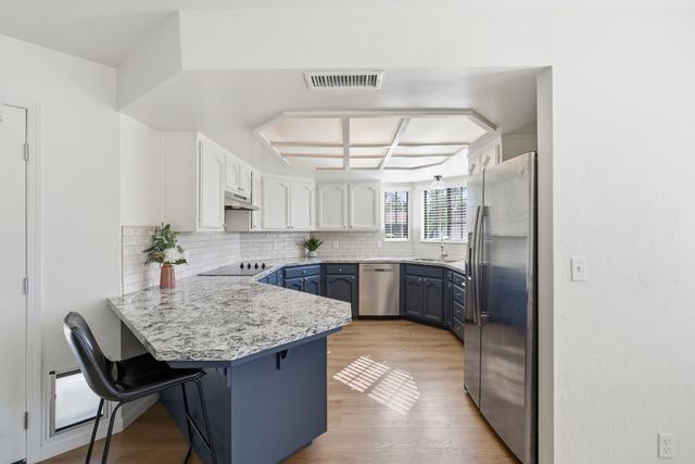 1230 W La Vida Court, Visalia, CA 93277