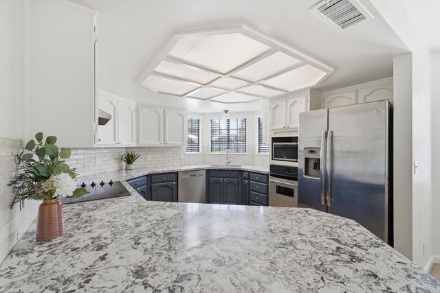 1230 W La Vida Court, Visalia, CA 93277