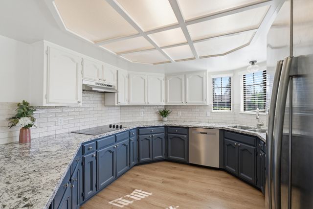 1230 W La Vida Court, Visalia, CA 93277