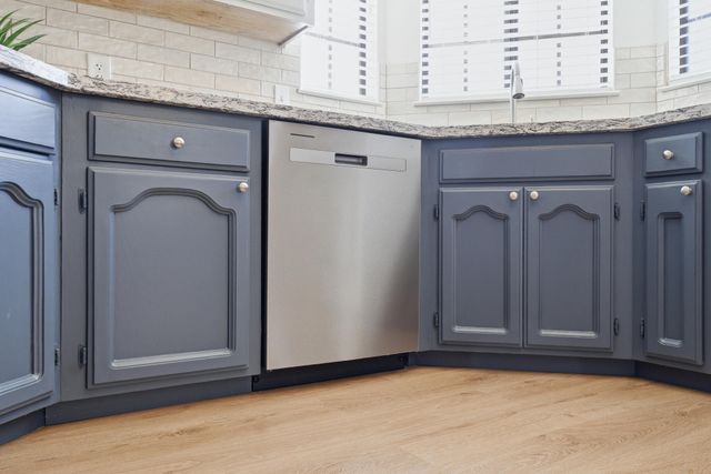 1230 W La Vida Court, Visalia, CA 93277