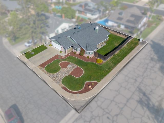 1230 W La Vida Court, Visalia, CA 93277