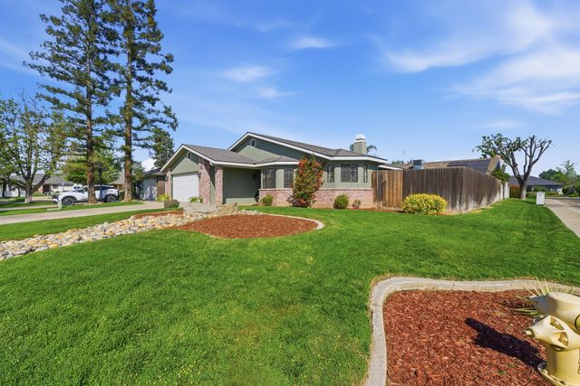 1230 W La Vida Court, Visalia, CA 93277