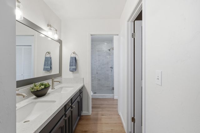 1230 W La Vida Court, Visalia, CA 93277