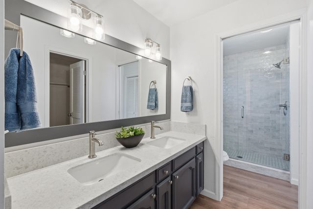 1230 W La Vida Court, Visalia, CA 93277