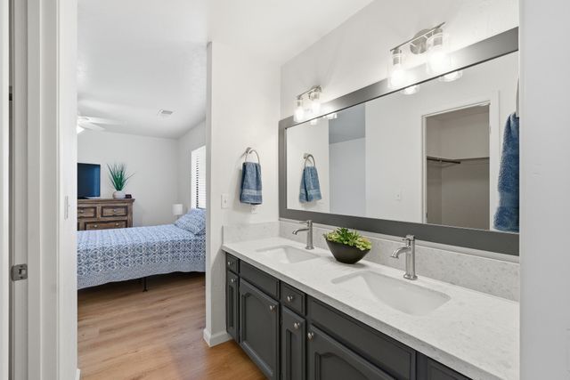 1230 W La Vida Court, Visalia, CA 93277