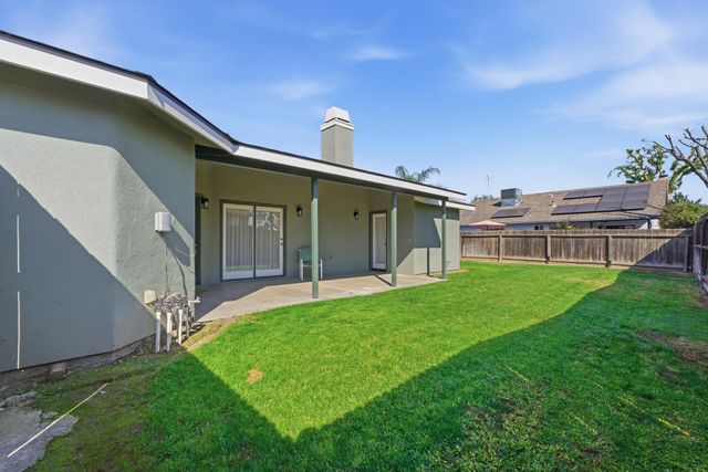 1230 W La Vida Court, Visalia, CA 93277