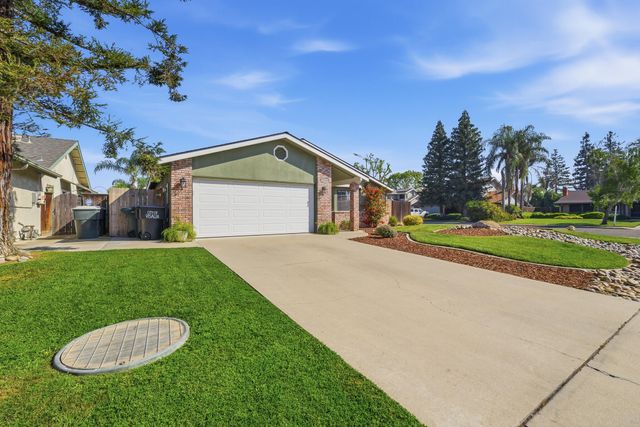 1230 W La Vida Court, Visalia, CA 93277