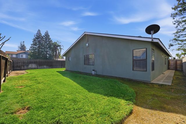 1230 W La Vida Court, Visalia, CA 93277