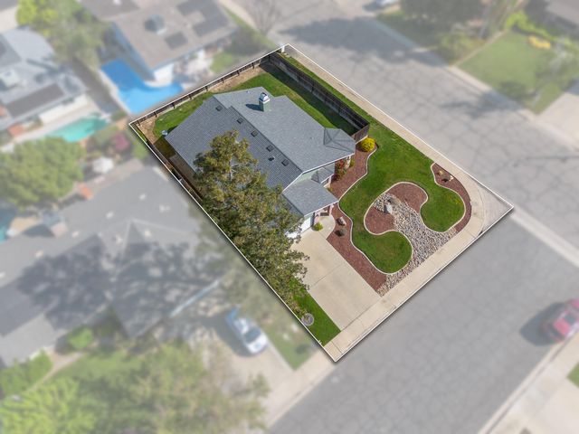 1230 W La Vida Court, Visalia, CA 93277