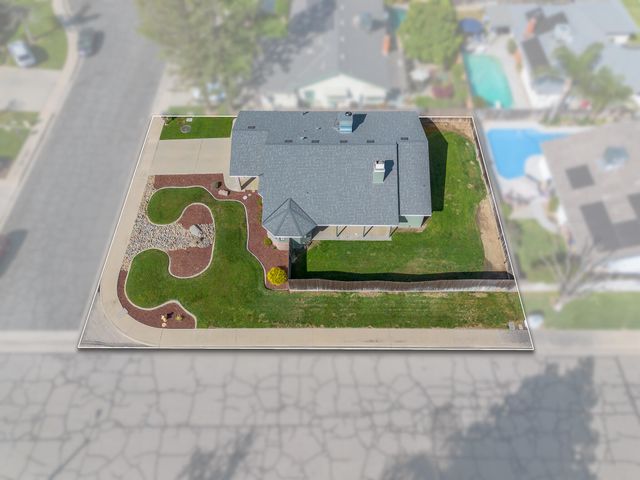 1230 W La Vida Court, Visalia, CA 93277