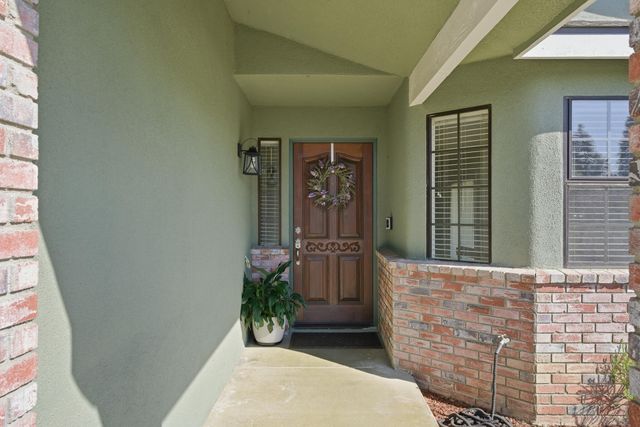 1230 W La Vida Court, Visalia, CA 93277