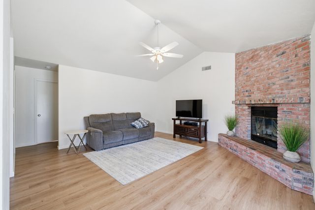 1230 W La Vida Court, Visalia, CA 93277