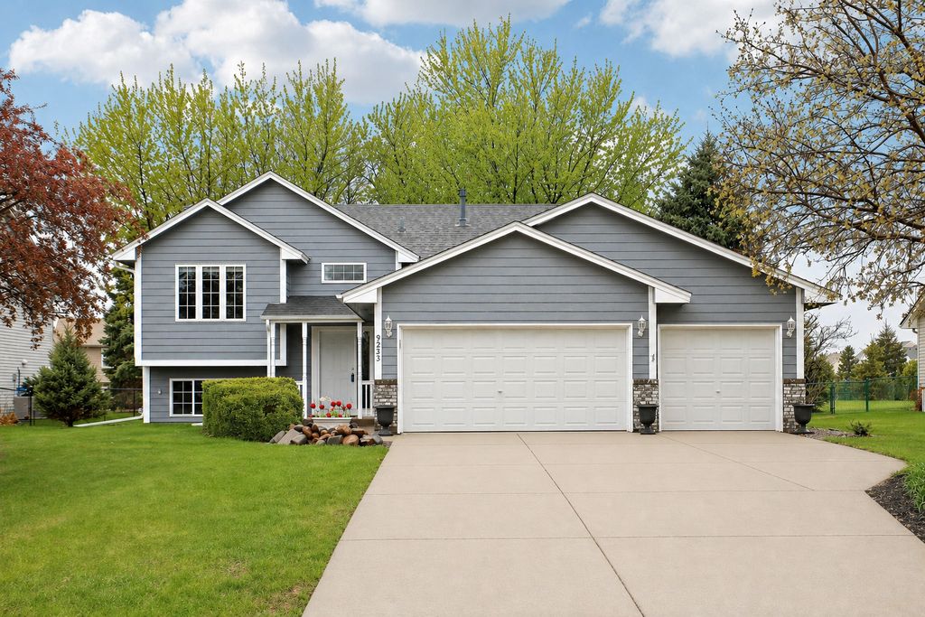 9233 Prestwick Terrace N, Brooklyn Park, MN 55443