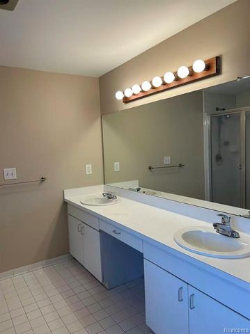 28840 Nottoway Drive, Farmington, MI 48331