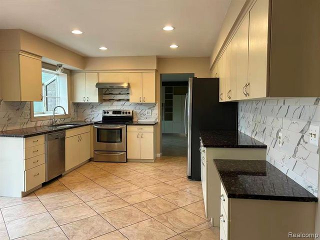 28840 Nottoway Drive, Farmington, MI 48331