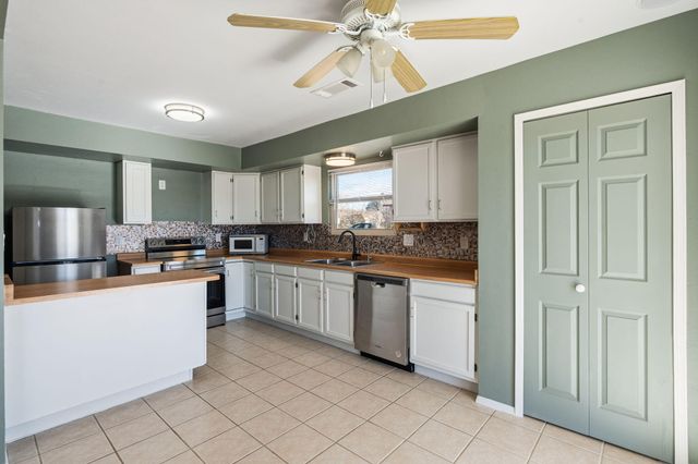 1700 Powder River Drive NE, Rio Rancho, NM 87144