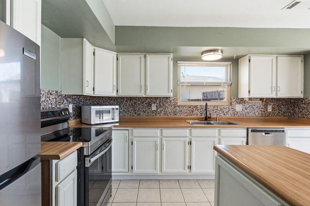 1700 Powder River Drive NE, Rio Rancho, NM 87144