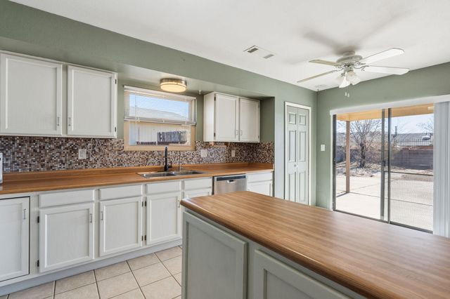 1700 Powder River Drive NE, Rio Rancho, NM 87144