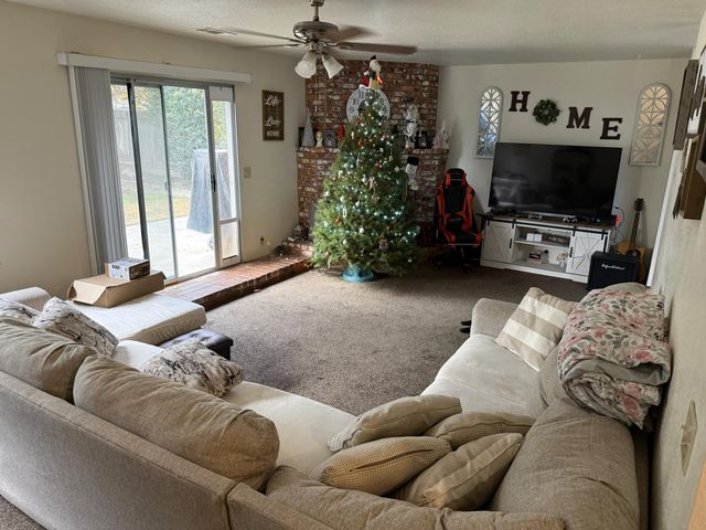 1765 E Sandalwood Avenue, Tulare, CA 93274