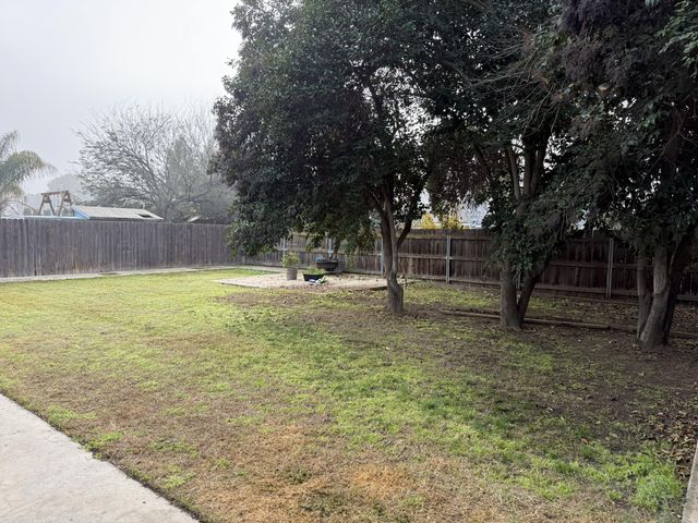 1765 E Sandalwood Avenue, Tulare, CA 93274