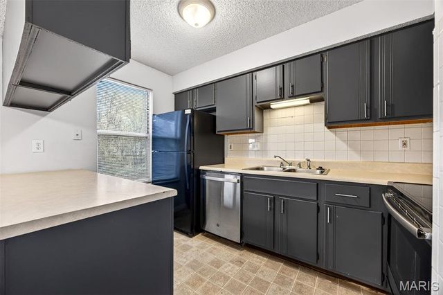 2282 Highland Hill Dr, St Peters, MO 63376