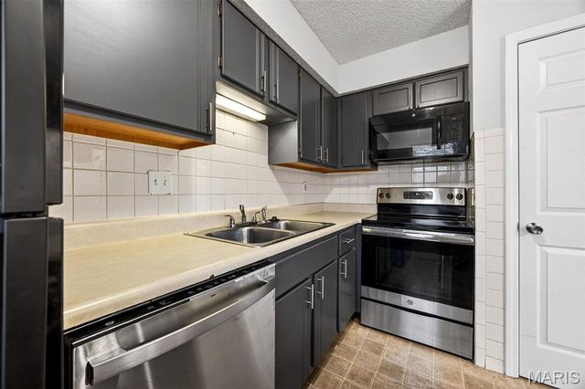 2282 Highland Hill Dr, St Peters, MO 63376