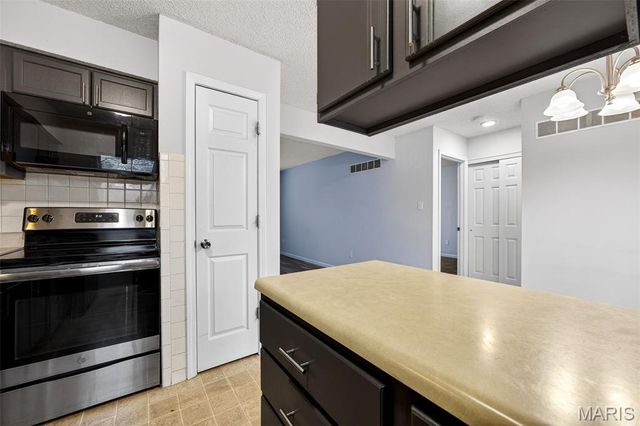 2282 Highland Hill Dr, St Peters, MO 63376