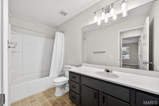 2282 Highland Hill Dr, St Peters, MO 63376