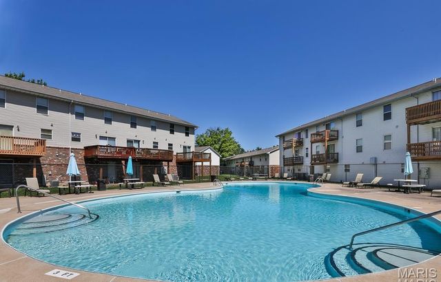 2282 Highland Hill Dr, St Peters, MO 63376