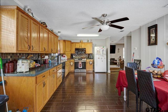 407 S Baker St, Lindale, TX 75771