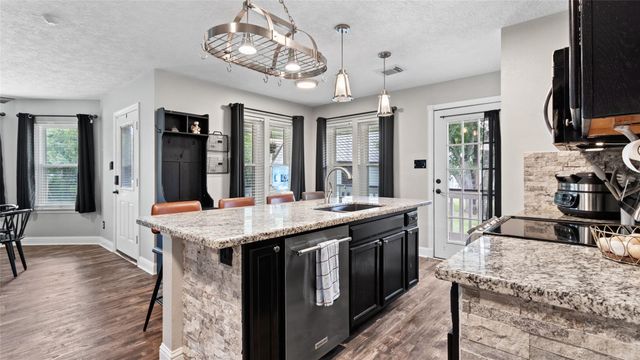 7460 Commander Roland Drive, Hitchcock, TX 77563