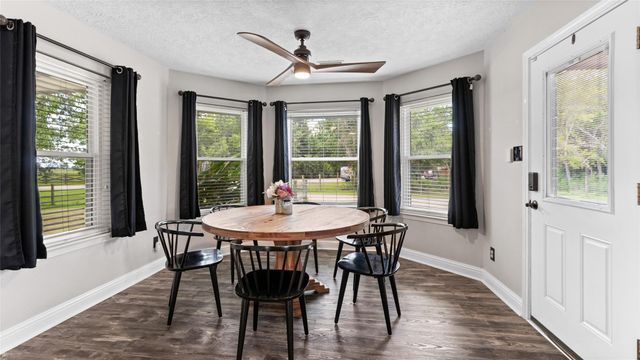 7460 Commander Roland Drive, Hitchcock, TX 77563