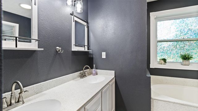 7460 Commander Roland Drive, Hitchcock, TX 77563