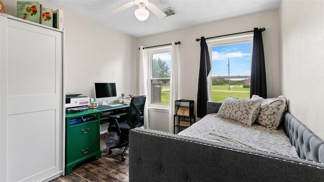 7460 Commander Roland Drive, Hitchcock, TX 77563