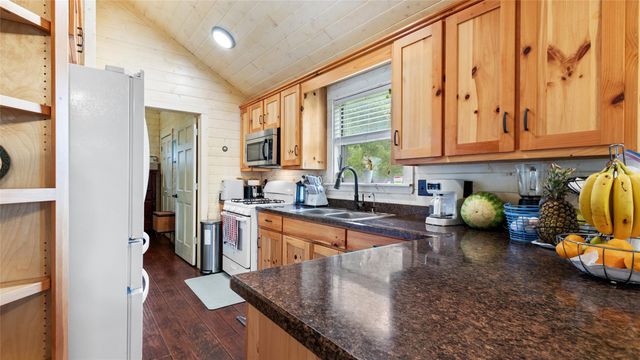 7460 Commander Roland Drive, Hitchcock, TX 77563