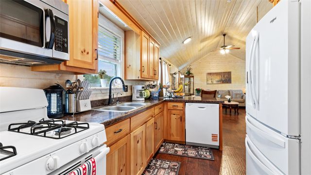 7460 Commander Roland Drive, Hitchcock, TX 77563