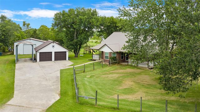 7460 Commander Roland Drive, Hitchcock, TX 77563