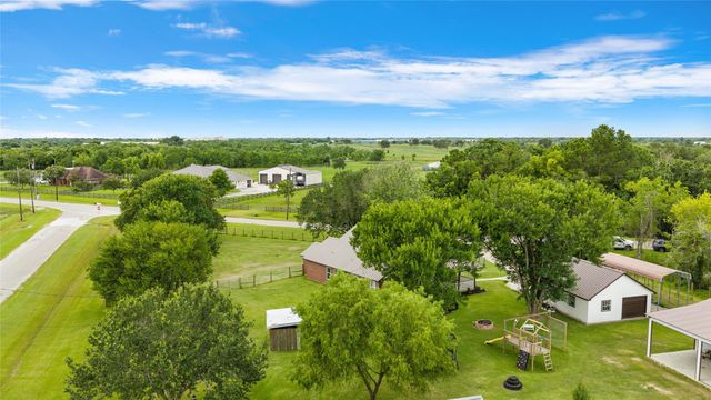 7460 Commander Roland Drive, Hitchcock, TX 77563