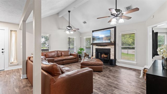 7460 Commander Roland Drive, Hitchcock, TX 77563