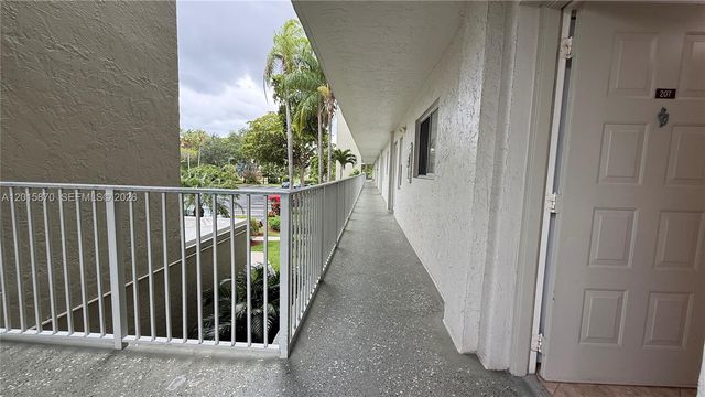 2236 N Cypress Bend Dr 207, Pompano Beach, FL 33069
