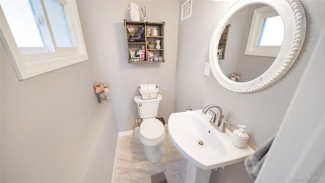 10 Ponder Lane, Deer Park, NY 11729