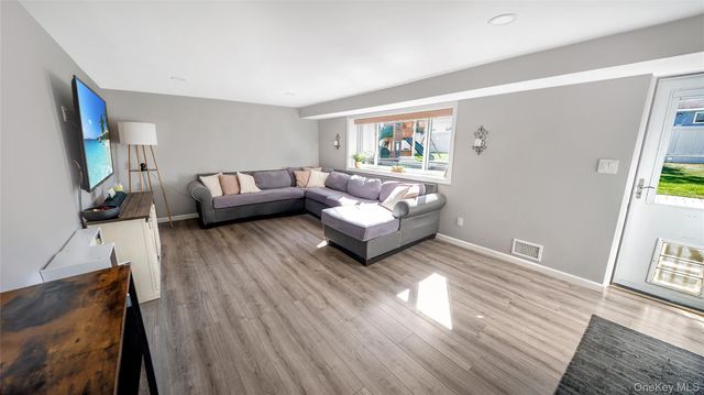 10 Ponder Lane, Deer Park, NY 11729