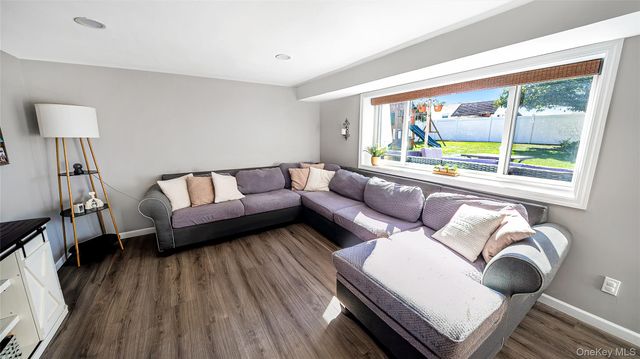 10 Ponder Lane, Deer Park, NY 11729