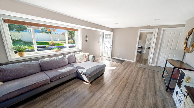 10 Ponder Lane, Deer Park, NY 11729