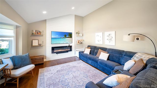 10 Ponder Lane, Deer Park, NY 11729