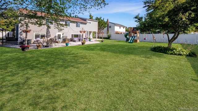 10 Ponder Lane, Deer Park, NY 11729