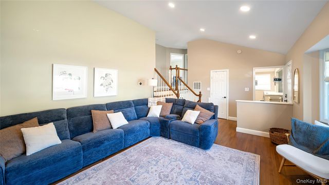 10 Ponder Lane, Deer Park, NY 11729