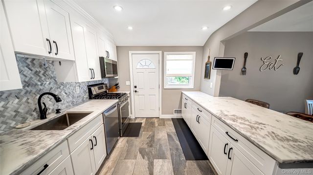 10 Ponder Lane, Deer Park, NY 11729